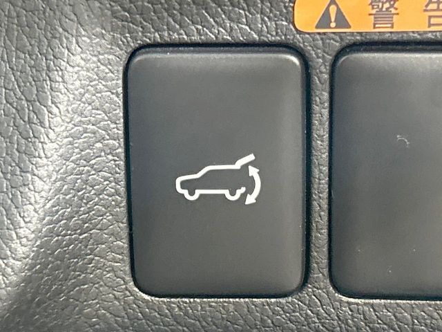 【パワーバックドア】スマートキーや運転席のボタンを押すだけでリアゲートが自動で開閉します！荷物を持っている時や、高い位置にあるバックドアを閉める際に便利な機能です♪
