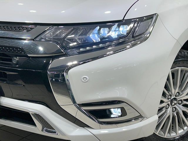 【LEDヘッドライト】悪天候や夜間走行時も良好な視界を確保し安心して運転できる高輝度LEDヘッドライトを装備！点灯速度が早く、消費電力も抑えられています。