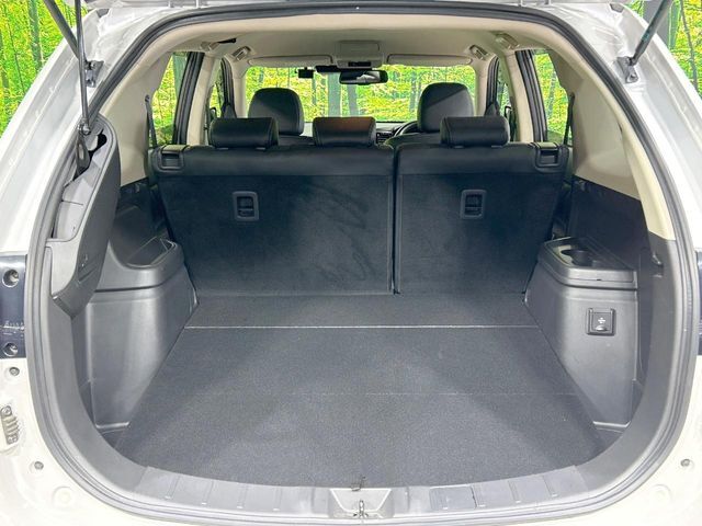 後席を格納すると、これだけの広さが！シーンに合わせたシートアレンジで、大きな荷物も積むことが出来ます♪