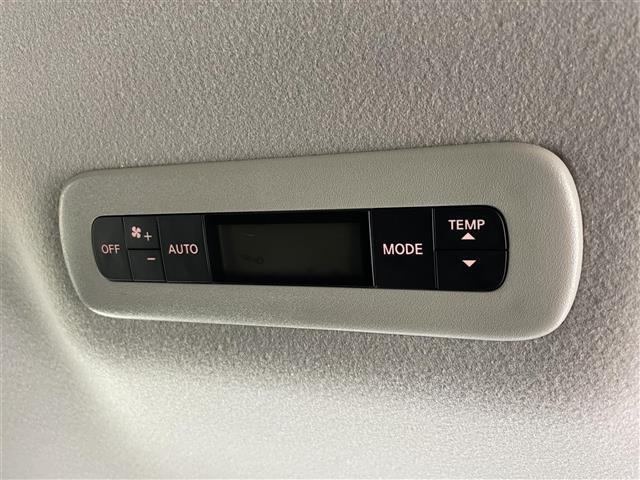 【後席エアコン】後席にもエアコンがついておりますので、車内全体を快適な温度に調節いただけます♪