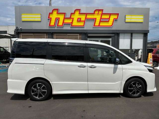 ＜電動スライドドア＞重たい荷物やお子さんを抱っこしていても、左右のスライドドアが電動で開いて楽々！狭い場所でも大きくドアが開くのが便利です