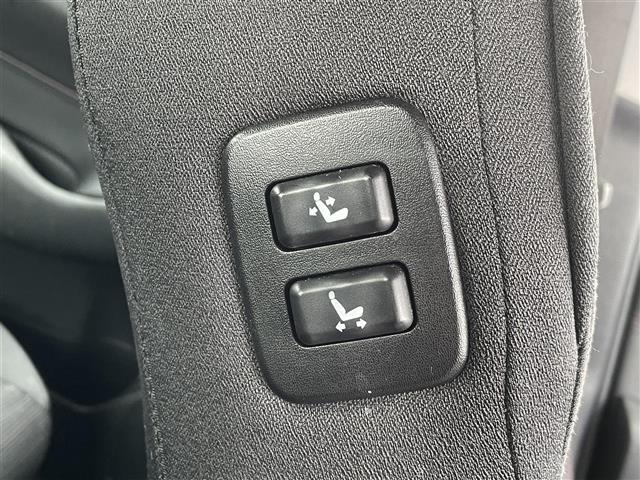 【パワーシート（電動シート）】シートを電動で、前後にスライドまたは上下の高さなどを調整することができます！細かい操作もスイッチ一つでできるので、とても便利です！