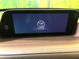 【純正ナビ】人気の純正ナビを装備しております。ナビの使いやすさはもちろん、オーディオ機能も充実！キャンプや旅行はもちろん、通勤や買い物など普段のドライブも楽しくなるはず♪