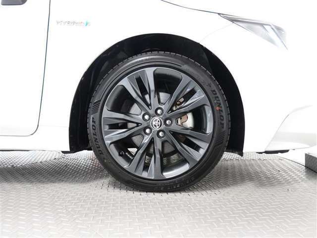 アルミホイール装着、タイヤサイズは215/45R17です。
