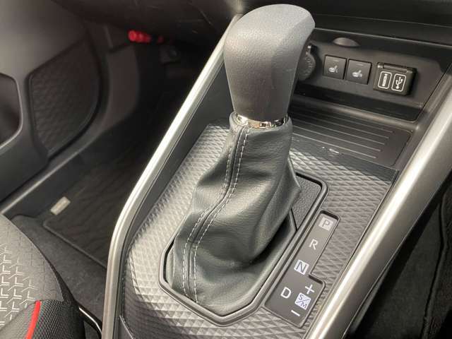 【シフトレバー】シフトも操作しやすく快適なドライブを楽しんでいただけます！