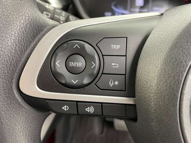 【ステアリング】軽い力で扱いやすいハンドルです。目立つ傷やスレなどなく綺麗な状態です！除菌プランいれていただくとさらに快適に！清潔なお車はお子様にも安心ですね！