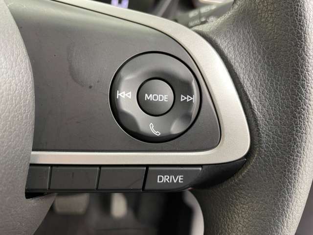 【ステアリング】軽い力で扱いやすいハンドルです。目立つ傷やスレなどなく綺麗な状態です！除菌プランいれていただくとさらに快適に！清潔なお車はお子様にも安心ですね！