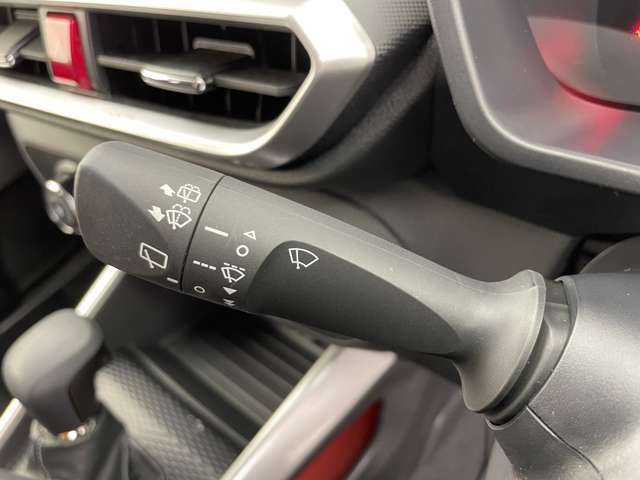 【ステアリング】軽い力で扱いやすいハンドルです。目立つ傷やスレなどなく綺麗な状態です！除菌プランいれていただくとさらに快適に！清潔なお車はお子様にも安心ですね！