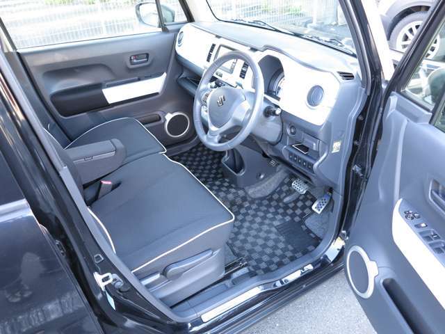 当店では月に60台の買取り入庫車両が御座います。その中でも厳選したユーザー買取り車のみを次のオーナー様へ直接販売させていただいております。