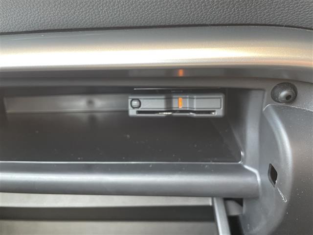 【ETC】有料道路を利用する際に料金所で停止することなく通過できる、ETC車載器（ノンストップ自動料金収受システム機器）が装備されています。セットアップを行うことで利用可能になります。