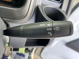 【オートライト】周りの明るさに応じて自動でヘッドライトの点灯・消灯ができる機能です！ライトの付け忘れ・消し忘れなどが無くなり、雨の日や夕方の走行も安心！トンネル通過時も便利ですね♪