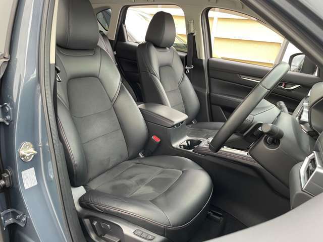 ◆【運転席】座り心地が良いシートなので長時間の運転でも快適にお過ごしいただけます。新品のフロアマットのご注文も可能です。