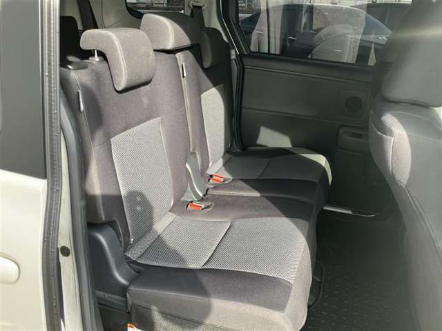 ゆとりある広々とした車内空間は、ドライブを始め買い物やレジャーなど、幅広く活躍します。一人でもみんなとでもお出かけを楽しみましょう！
