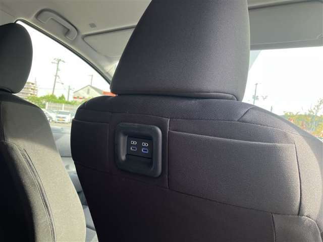 充電用USB端子付き。スマートフォンなどの充電に便利です。