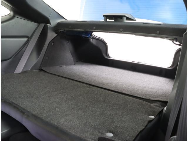 後席を前方に倒すことで荷室容量はアップしますので、大きな荷物や長い荷物をのせることができます！