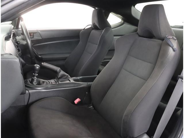長時間の運転も疲れにくいフロントシート！体をしっかり支えてくれて運転がしやすい形状です！！