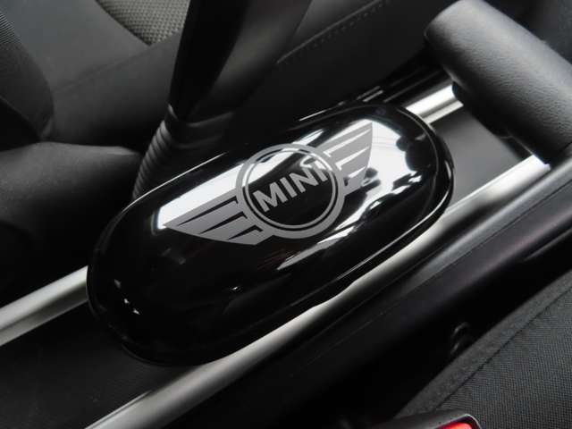 サングラスホルダーがセンターコンソールに装着されています。