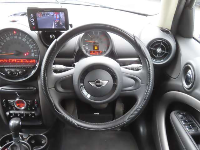 2本スポークデザインのシンプルな革巻きステアリング！ポジションは上下・前後調整可能です。