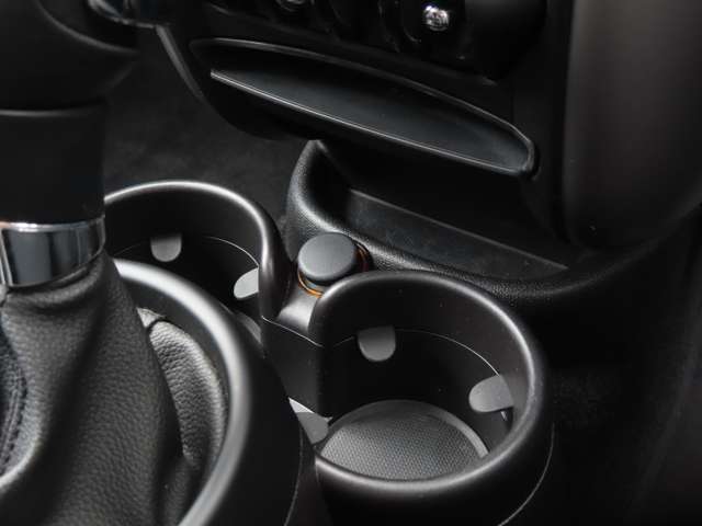 ドリンクホルダーはシフトレバー前に2本用意されています。12Vアクセサリーソケットもこちらです。