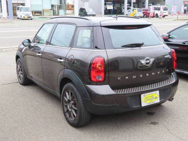 中古車でも気持ち良くお乗り頂けるように、仕上げ専門スタッフが外装ポリッシャー磨きと内装クリーニングを行いピカピカの状態で納車いたします！