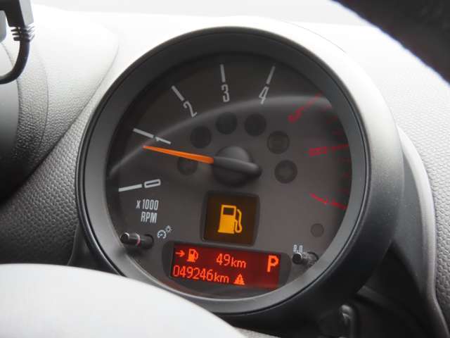 走行距離は49,246kmです！ステアリング側にはタコメーターとデジタルスピードメーター、距離計が配置されています。