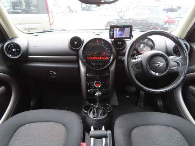 丸をモチーフとしたデザインで、乗り込むだけでワクワクする内装！他のクルマでは味わえないですね！一部スイッチはレバー式になっていたりと、細かいこだわりを感じます。