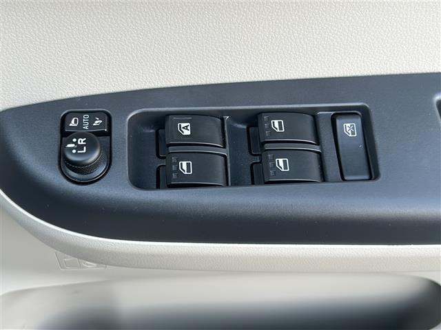 【パワーウィンドウ】運転席についている窓のスイッチは各窓の開閉をボタン一つで行うことができます。
