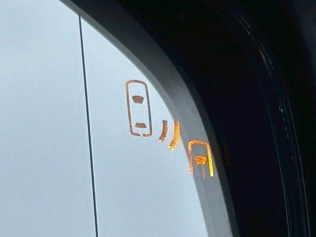 【ブラインドスポットモニター（BSM）】車線変更時に車両後方から来る車両を検知し安全をサポートする装置です。