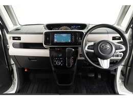 すっきりまとめられた視認性の良いインパネ周り。操作スイッチも使用しやすい位置に配置されています。