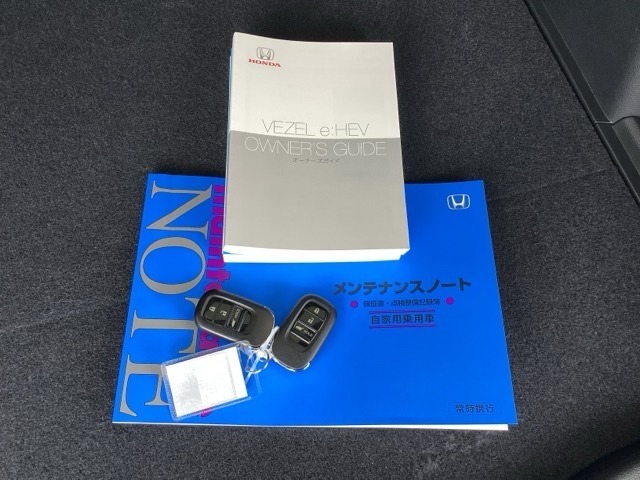 メンテナンスノート【整備記録簿】、取説も揃っています。スマートキーはバッグなどにしまったままボタン操作でエンジンの始動・停止ができて大変便利です。