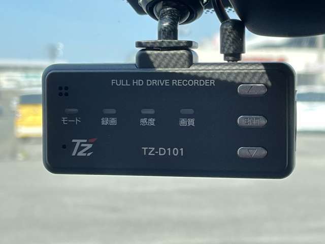 「ドライブレコーダー」 急停止や衝突などで車に衝撃が加わった時、映像・音声を記録する車載装置です♪