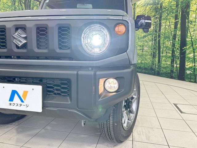 【LEDヘッドライト】悪天候や夜間走行時も良好な視界を確保し安心して運転できる高輝度LEDヘッドライトを装備！点灯速度が早く、消費電力も抑えられています。