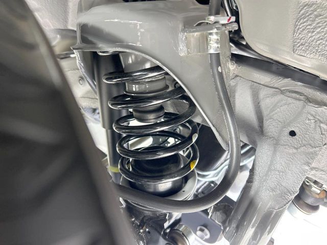 お車を安心してお乗りいただく為には、足回りの定期点検が欠かせません。サービスサポート（有償保証）では無料点検もご提供しており、安心のカーライフをお過ごしいただけるサポート体制が整っています。