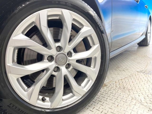 ●純正18インチアルミホイール：輸入車ならではの卓越した走りを支えるホイールと足回りです！日本車の走りに慣れている方にもぜひ体感して頂きたいほど、高いレベルでまとまっています！