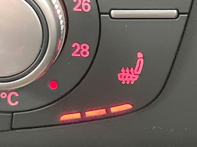 ●フロントシートヒーティング：運転席・助手席共に三段階で調節が可能なシートヒーターを装備しております。季節を問わず快適にご使用いただけます。