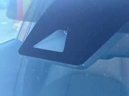 【トヨタセーフティセンス】走行中に前方の車両等を認識し、衝突しそうな時は警報とブレーキで衝突回避と被害軽減をアシスト。より安全にドライブをお楽しみいただけます。