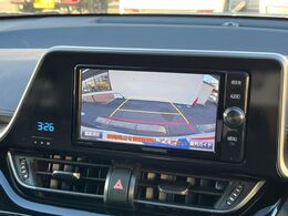 【バックカメラ】駐車時に後方がリアルタイム映像で確認できます。大型商業施設や立体駐車場での駐車時や、夜間のバック時に大活躍！運転スキルに関わらず、今や必須となった装備のひとつです！