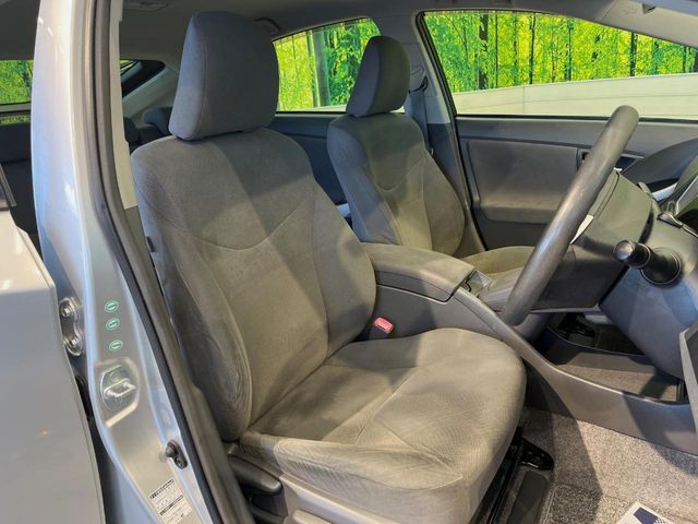 運転席まわりには十分なスペースがあり、大柄な方でもゆったり運転していただける環境です。