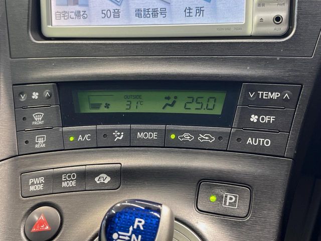 【オートエアコン】一度お好みの温度に設定すれば、車内の温度を検知し風量や温度を自動で調整。暑い…寒い…と何度もスイッチ操作をする必要はありません。快適な車内空間には必須の機能ですね♪