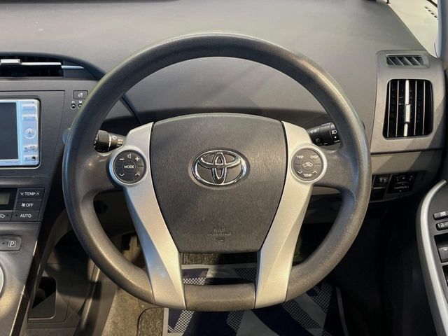 インテリアに合わせたデザインのステアリングは、運転される方のことも考え、運転しやすい形状、大きさです。是非一度、実際に触ってお確かめください。