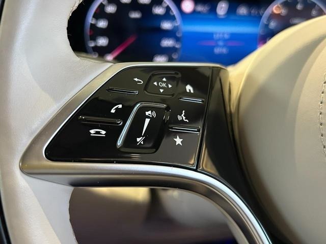 メモリー付きパワーシートが装備されている車両はシートの位置・ドアミラーの角度・ハンドルの位置を3名まで記憶出来ます。