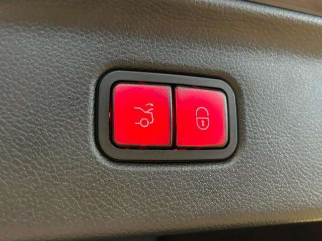 メモリー付きパワーシートが装備されている車両はシートの位置・ドアミラーの角度・ハンドルの位置を3名まで記憶出来ます。