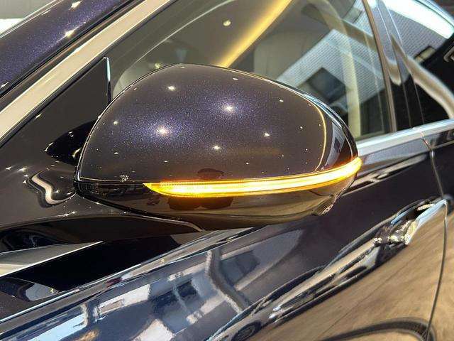 リアバンパー左右のレーダーセンサーにより車両の斜め後ろのミラーで見えない死角エリアに車両や自転車がいることを警告します。更に、側面衝突の危機があるときはブレーキを自動制御して危険回避をサポートします。