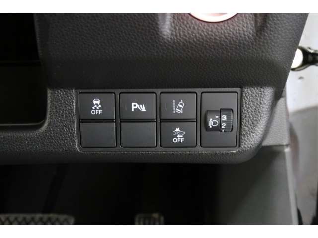 Hondaセンシングの機能のひとつ、アダプティブクルーズコントロール付！アクセルから足を離しても設定したスピードと前車との車間を保ち走行してくれます！車線維持もアシスト☆高速道路で疲労軽減ですね☆