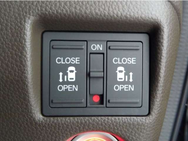【両側パワースライドドア】両側がパワースライドドアになっており、運転席のスイッチやスマートキーのボタンからでも開閉が可能です！狭い駐車場でのお子様の乗り降りに便利です！