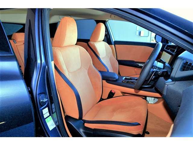 専用表皮のシートです。運転席助手席ヒーター・ベンチレーション付き
