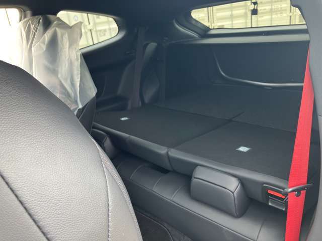 後部座席を倒すと大きな荷物も載せられます！