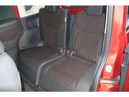 左右分割でのスライド＆リクライニングができるリヤシート♪足を組んでもラクラク座れます！