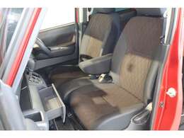 大きなベンチシートで足元もヒロビロ■大型シートで座り心地は快適♪中央にはアームレストが付いてゆったりドライブ♪　シートヒーター（運転席＆助手席）装備(*^-^*)