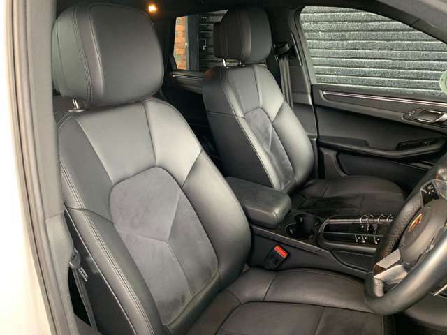 ハーフレザーシート装備！運転席には電動パワーシートが装備されており、シートポジションを細かく設定が可能です！